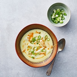 Oosterse aspergesoep met kip en kokosmelk en een vleugje curry